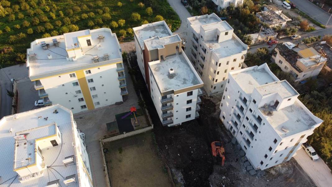 Sıfır bina yan yattı: İnşaatı yaparken zemini kontrol eden olmadı mı! Korkutan manzara 4